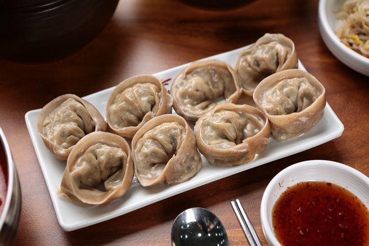 Bezglutenowe uszka z kapustą i grzybami są bezpieczne dla osób z alergiami pokarmowymi. Mąka gryczana i mąka z tapioki korzystnie wpływają na trawienie. Fot. Adobe Stock.