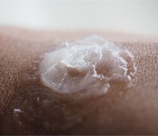 Isopropyl myristate (mirystynian izopropylu) w kosmetykach – działanie, zastosowanie i bezpieczeństwo