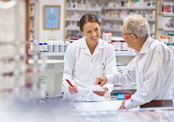 Nowa lista leków refundowanych działająca od lipca 2024 roku zawiera 99 nowych produktów lub wskazań refundacyjnych, a usunięto z niej 142 pozycje w stosunku do listy z kwietnia.