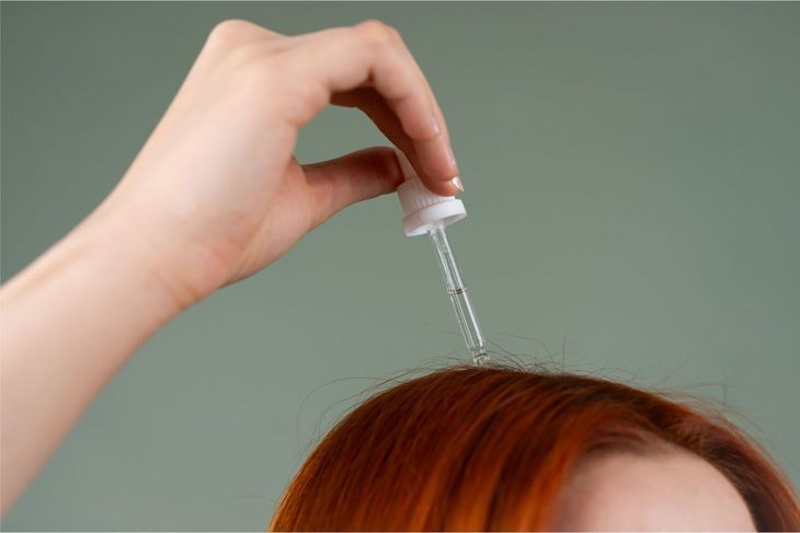 Acrylates Copolymer tworzy cienką warstwę ochronną poprawiającą trwałość produktu na włosach lub paznokciach.
