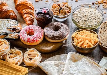 Gluten naturalnie występuje w pszenicy, orkiszu, życie, jęczmieniu. Często dodaje się go też do ciast, zup, wędlin. 