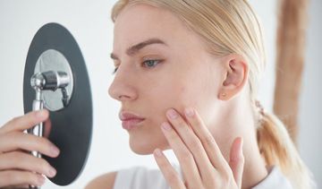 Skóra sucha czy odwodniona? Jakie są różnice? Jak dbać o cerę suchą i odwodnioną?