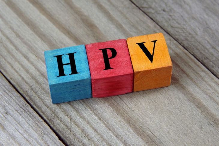 Napis HPV ułozony z kolorowych klocków 