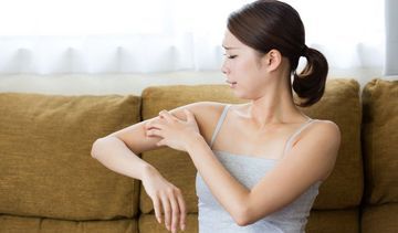 Pielęgnacja skóry atopowej i alergicznej − jak złagodzić uciążliwe objawy?