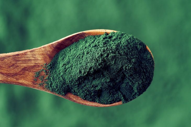 Algi morskie do picia to przede wszystkim chlorella w postaci zielonego proszku do rozpuszczania. Pozytywnie wpływa na układ immunologiczny, trawienie, reguluje poziom cholesterolu i oczyszcza organizm.