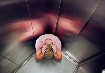 Klaustrofobia to strach przed przebywaniem w małych i zamkniętych pomieszczeniach. Objawy takie jak przyspieszone bicie serca, duszności, uczucie gorąca, można odczuwać na przykład w windzie.