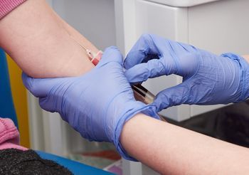 Czas trombinowy (TT) to jedna z metod diagnostycznych, stosowanych w przypadku zaburzeń procesów krzepnięcia krwi. /Fot. Adobe Stock
