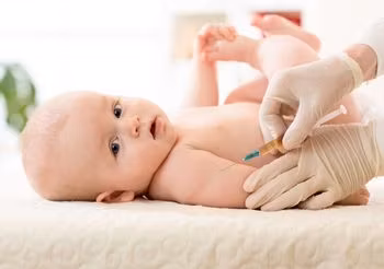 Niemowlę dostaje szczepionkę