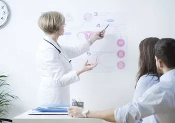 lekarz tłumaczy parze, na czym polega metoda zapłodnienia in vitro