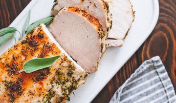 Schab pieczony bez tłuszczu – lekka wersja na Wielkanoc. Jak upiec schab, żeby nie był suchy?