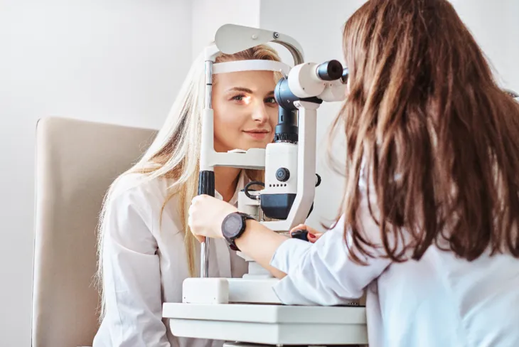 Badanie dna oka pozwala uzyskać istotne informacje nie tylko o stanie narządu wzroku, ale również o ogólnej kondycji organizmu. /Fot. Adobe Stock