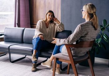 Dla pacjentów z objawami neurastenii podstawowym zaleceniem jest psychoterapia, najczęściej w nurcie behawioralno-poznawczym.