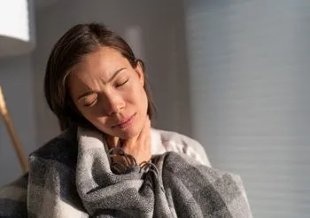 Silny ból gardła, niekiedy określany jako odynofagia (ból przy przełykaniu), jest jednym z najczęstszych objawów infekcji COVID-19 spowodowanej krakenem.