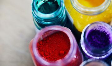 Barwniki w kosmetykach – rodzaje i działanie