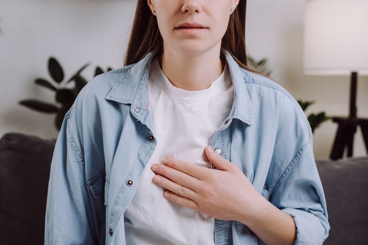 Odbijanie po jedzeniu często nie jest chorobą, a efektem niewłaściwej diety / Fot. Adobe Stock