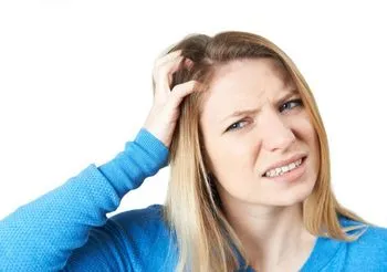 Dziewczyna drapie się po głowie