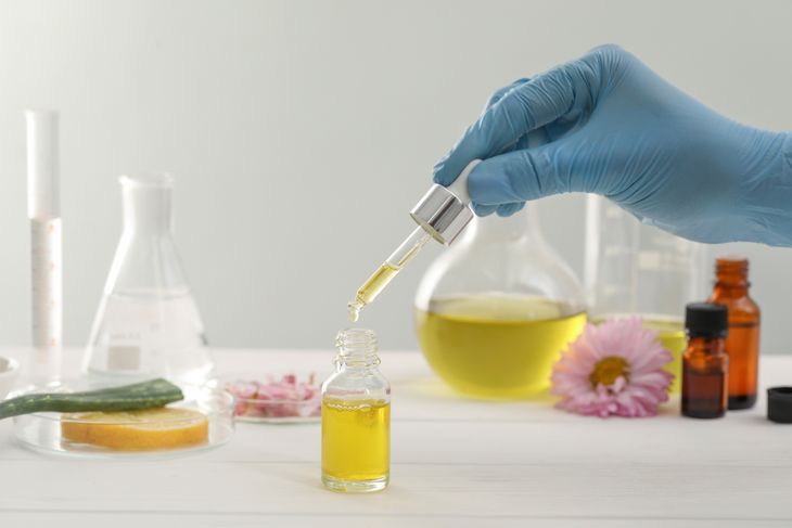 PEG-100 Stearate stabilizuje produkty i zapobiega rozwarstwianiu się kosmetyków.