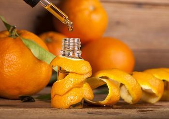 ekstrakt z pomarańczy przelewany do buteleczki