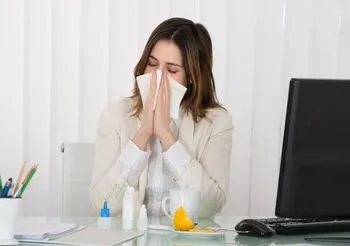 kobieta kicha przy biurku