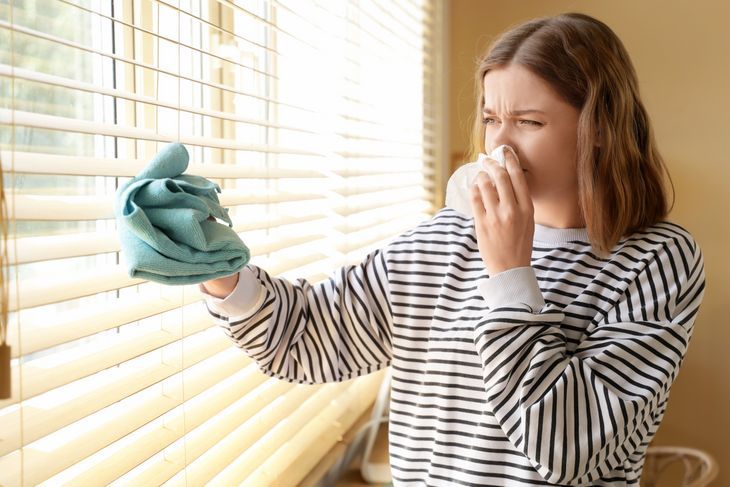 Jeśli regularnie kichamy podczas sprzątania, może to być sygnałem alergii na roztocza.