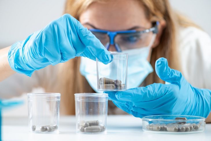 Bakterie z kału dawcy mogą też zostać przeszczepione w postaci kapsułek. Fot. Adobe Stock.