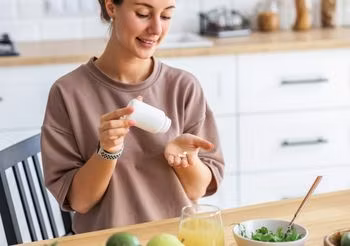 Maślan sodu to sól produkowana przez bakterie w naszych jelitach. Kiedy warto go suplementować?