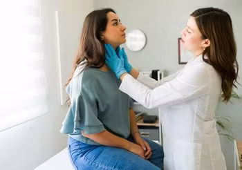 Zakażenie wirusem HMPV może niekiedy objawiać się zapaleniem ucha, bólem gardła lub zapaleniem krtani.