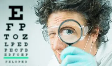 Objawy zaćmy (katarakty). Jak wygląda zabieg usunięcia zaćmy?