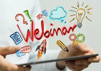 mężczyzna obsługuje tablet, nad ekranem widnieje komiksowy napis webinar