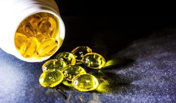 Jaki tran wybrać − kapsułki czy płyn? Porównanie