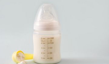 Mleko modyfikowane dla noworodków i niemowląt – jak je wybrać i stosować?
