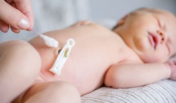 Jak dbać o pępek noworodka po odpadnięciu kikuta? Wygląd i pielęgnacja pępka