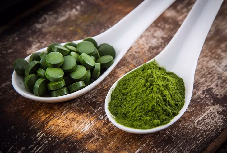 Chlorella jest dostępna w postaci proszku, kapsułek, tabletek lub ekstraktu. Fot. Adobe Stock.