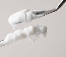 Caprylic/Capric Triglyceride – działanie, zastosowanie i bezpieczeństwo w kosmetykach