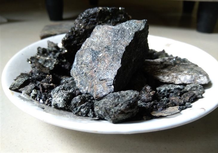 Mumio, zwana też shilajit, to substancja podobna do żywicy, powstająca z rozkładu górskich roślin na skałach w Azji. Jest składnikiem suplementów diety.
