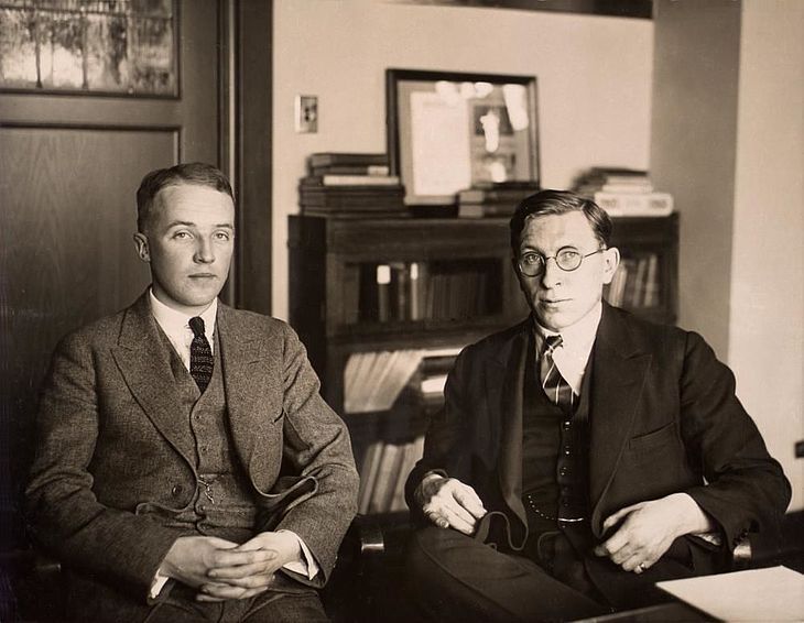 Wynalazcy medycyny Charles Best i Frederick Banting, ok. 1924 r.