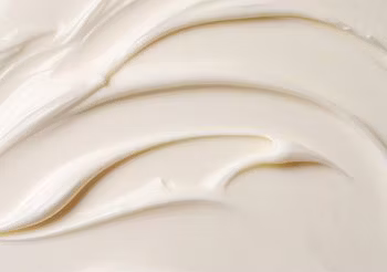 Cetyl Hydroxyethylcellulose służy jako zagęstnik kremów, ma postać białego lub kremowego proszku.
