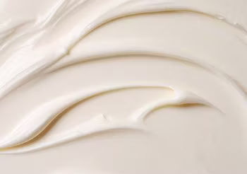 Cetyl Hydroxyethylcellulose służy jako zagęstnik kremów, ma postać białego lub kremowego proszku.
