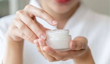 Kwas stearynowy (stearic acid) – właściwości, zastosowanie i bezpieczeństwo w kosmetykach