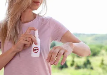 Repelenty na kleszcze i komary (lub inne owady) muszą być odpowiednio stosowane, aby działały. Nie powinno się ich stosować bezpośrednio na skórę / Fot. Adobe Stock