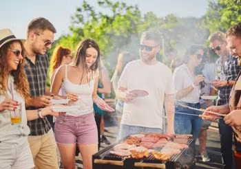 Grupa ludzi robi grilla