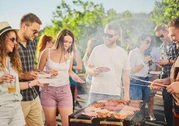 Grupa ludzi robi grilla