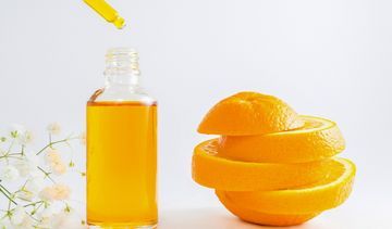 Witaminy dla skóry – jak działa serum z witaminą C?