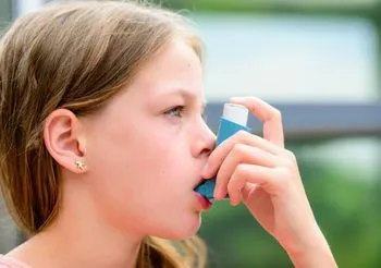 dzecko używające inhalatora na astmę