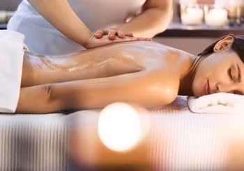 Do relaksacyjnego masażu ciała, np. w salonach kosmetycznych, można stosować olejki z nutą zapachową: cytrusowe, sandałowy, bergamotkowy.