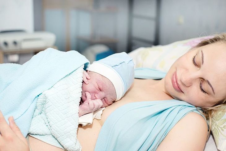 Świeżo upieczona mama z dzieckiem