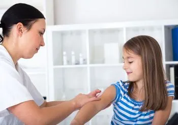 10-letnia dziewczynka podczas szczepienia przeciwko odrze, śwince i różyczce