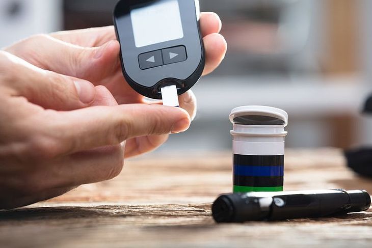pomiar poziomu cukru za pomocą glukometru