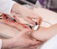 Badanie EMG — na czym polega i kiedy je wykonać? Metody, przygotowanie, interpretacja