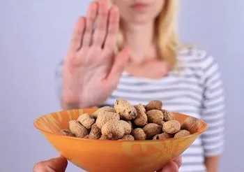 Kobieta odmawia jedzenia orzechów 